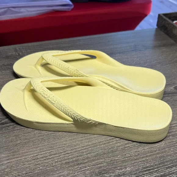 Women’s Pale Yellow Flip Flop Sandals - Casual Beach Slides - Picture 2 of 4